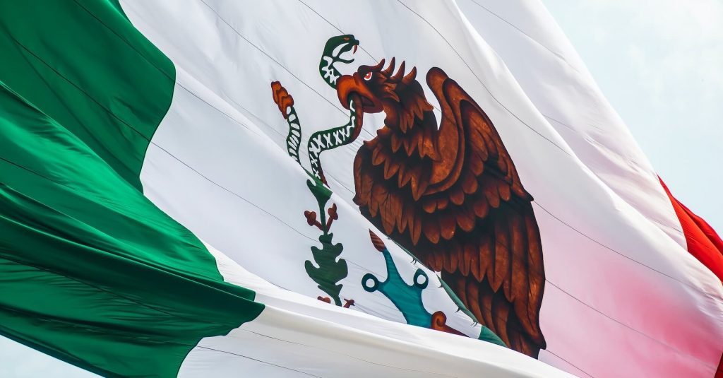 A bandeira mexicana ao vento